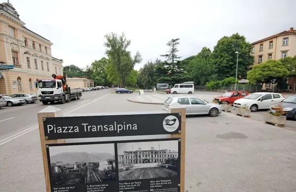 Trg Evrope ima velik simbolni pomen, lahko bi imel tudi turističnega, saj njegova zgodba in 
lega navduši obiskovalce.  S koriti za rože in avtomobili pa bolj  spominja na parkirišče. 
