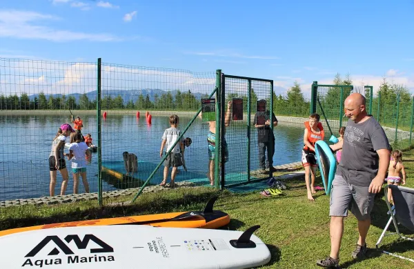    Sončni konci tedna ob akumulacijsko jezero na vrhu Črnega vrha pritegnejo obilo navdušencev supanja.
