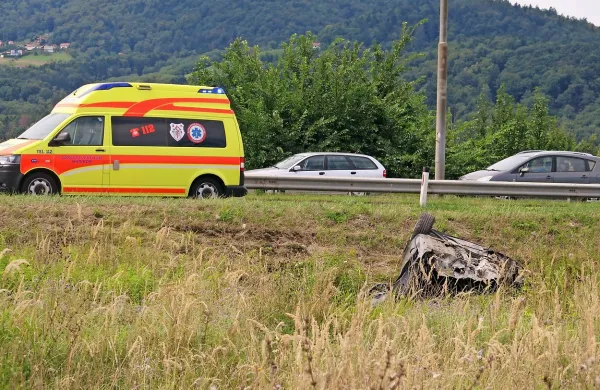 V današnji prometni nesreči na Tržaški cesti v Mariboru sta 
umrla dva mlajša člana Nogometnega kluba Maribor, ki sta se 
s še dvema soigralcema vračala s treninga.