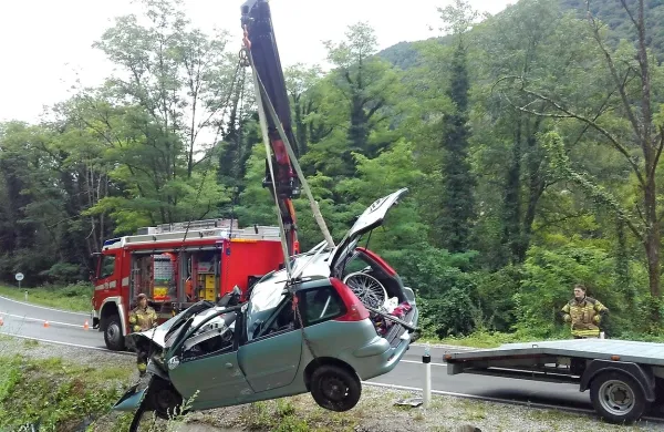 Voznik je z avtom znamke peugeot zapeljal s ceste  v obcestni  
jarek. Iz vozila so ga rešili tolminski gasilci. 