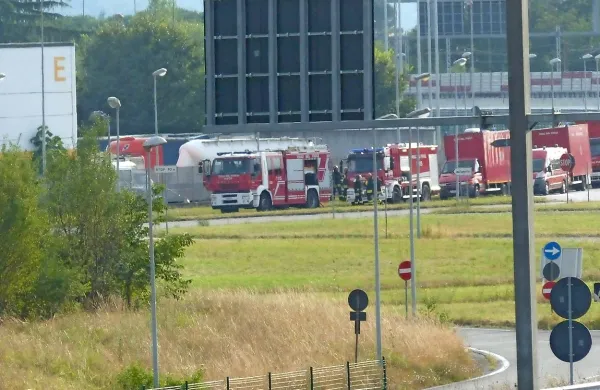 V nedeljo so v gasilskem in policijskem spremstvu cisterno 
odpeljali na goriški kamionski terminal, včeraj pa na letališče.