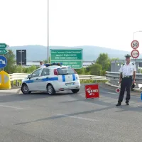 Tisti, ki so nameravali v nedeljo zvečer iz  Vrtojbe na avtocesto 
proti Trstu oziroma Benetkam, so morali spremeniti pot. 
Avtocesto so ponovno odprli šele včeraj ponoči okoli enih.
