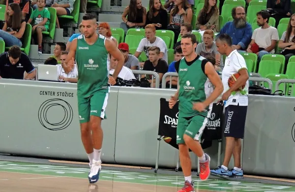 Goran Dragić (desno) in Mitja Nikolić med reprezentančnim 
treningom