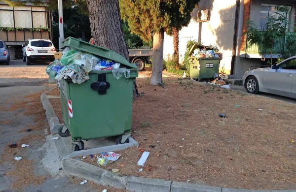 Zakaj se   v Nazorjevi ulici kopičijo  odpadki?