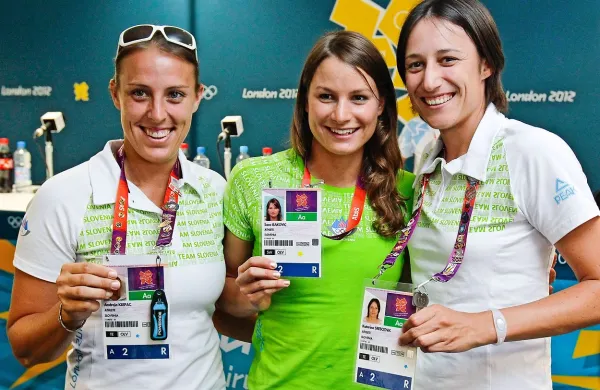 Sara Isaković (v sredini) s teniško dvojico Andreja Klepač 
(levo) in Katarina Srebotnik na olimpijskih igrah v Londonu 
pred štirimi leti.
