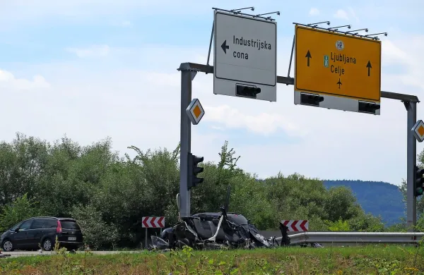 Torkova prometna nesreča v Mariboru, v kateri sta življenje 
izgubila dva mlada nogometaša, je nov opomin voznikom k 
previdnosti na cesti, saj se lahko hitro zgodi tragedija.
