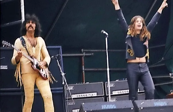 Ozzy Osbourne (desno) v mladih letih