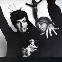 Leonard Cohen in Marianne Ihlen sta se zaljubila v norih 
šestdesetih letih na grškem otoku Hidra.
