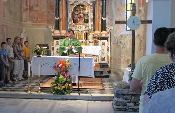 Duhovnik Tomaž Kodrič se je od vernikov, s katerimi je 
preživel 17 in več let, poslovil v nedeljo v vremski cerkvi.