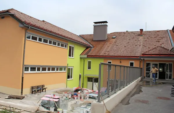 

Za gradbinci, ki prenavljajo fasado šole, bodo ponovno prišli 
sanatorji strupenega radona. 