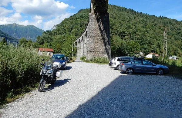   Pod mostom v Bači bi manj ljudi plavalo, če do tja ne bi vodil 
urejen dostop.