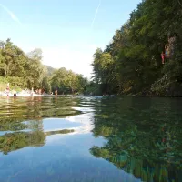 Pod mostom v Bači bi manj ljudi plavalo, če do tja ne bi vodil 
urejen dostop. 