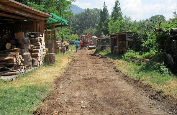 Ob očiščeni pešpoti ob Lokavščku namerava občina postaviti tudi tipske lope za skladiščenje drv.