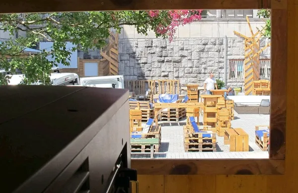 Včeraj so že nameščali projektor in platno za letni kino, ki se začne v soboto. 