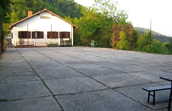  Tik pred vrhuncem sezone za planinarjenje bo vrata odprla 
zdaj uradno priznana koča na nad dolino mejne reke Idrije.