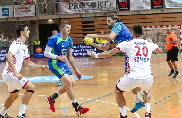 Dean Bombač (z žogo) bo skušal tudi v Riu prelisičiti 
slovenske tekmece.