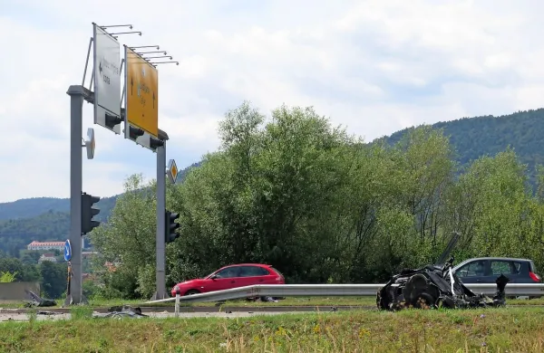Na mariborski policijski upravi včeraj še niso mogli odgovarjati na vprašanja o hitrosti, s katero 
je voznik pripeljal v križišče. To bo ugotovil šele izvedenec.
