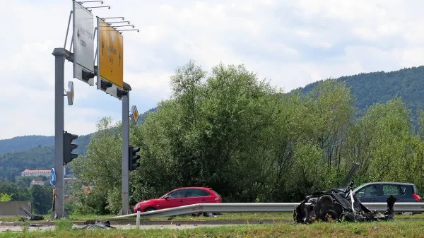 Na mariborski policijski upravi včeraj še niso mogli odgovarjati na vprašanja o hitrosti, s katero 
je voznik pripeljal v križišče. To bo ugotovil šele izvedenec.