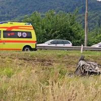 Prednji del vozila je obstal v jarku,  v njem je ostal le mladi 
19-letni nogometaš, ki se je laže poškodoval. 