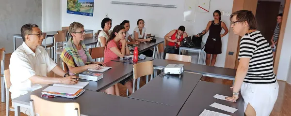 Tečajniki so z zanimanjem prisluhnili Vladki Tucovič (desno), lektorici slovenskega jezika in soorganizatorki 
poletne šole.