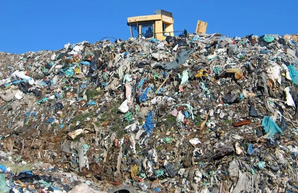Takšna je bila slika jelšanskega odlagališča pred časom. 
Prihodnje leto naj bi začeli z njegovo sanacijo. Cena zanjo ne 
bo nizka, štela se bo v milijonih. 
