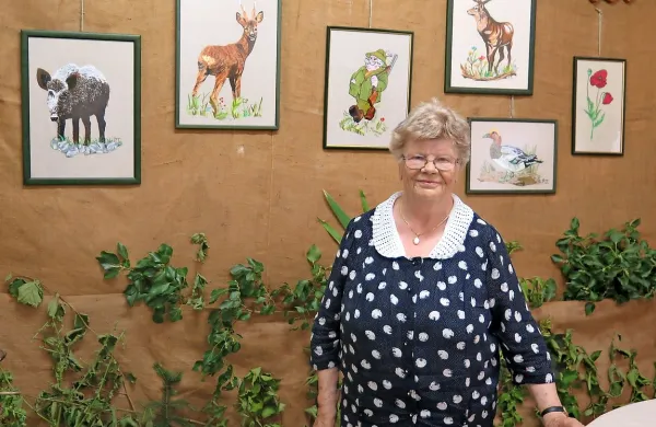 Pavla Tašič ob najnovejših umetninah, ki jih je pripravila za 
sinovo lovsko sobo.