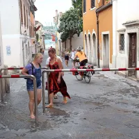 Kidričevo ulico so zaprli za motoriste, eno od ovir pa so že odstranili