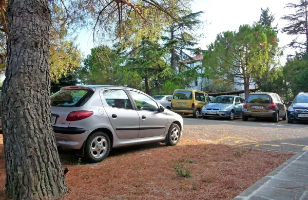 Parkiri&scaron;če, polno avtov in tudi  iglic