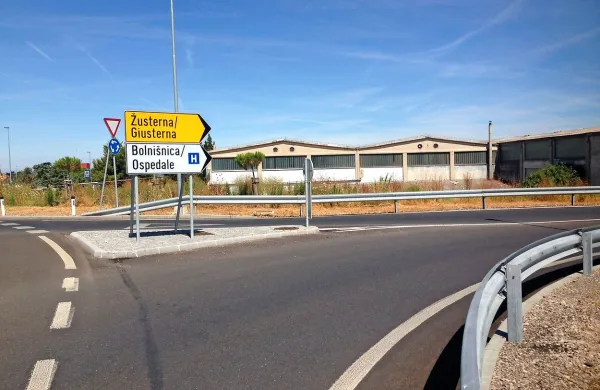 S krožišča v Izoli ni smerokaza za obalno cesto proti 
Kopru.

