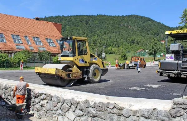 Po lanski asfaltaciji parkirišča pred vaško trgovino v teh dneh 
končujejo še celovitejšo ureditev doslej makadamskega 
parkirišča pred šolo.