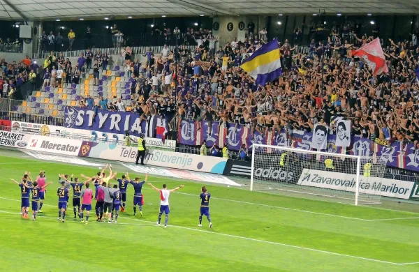 Tako so mariborski nogometaši z gledalci proslavljali skok še 
čez drugo oviro na poti v evropsko ligo.