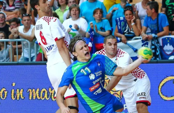 Jure Dolenec (z žogo) bo eden glavnih napadalnih adutov 
slovenskega selektorja Veselina Vujovića. 