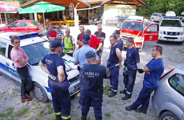 Skoraj 30 gasilcev, gorskih reševalcev, vodnikov s psi in 
policistov je v četrtek štiri ure iskalo Korošca, ki naj bi “v 
oblakih” počival skrit v grmovju.
