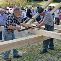 Tudi ko so hlodi že obdelani v tramove, pride pri izdelovanju cimpra, lesenega ostrešja hiše, 
žaga še prav. Pa veliko znanja in cimprarskih izkušenj tudi, sicer streha kaj hitro pušča.