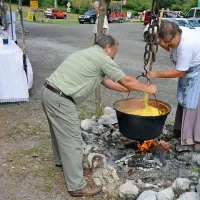 Holesterol? Kje pa? Kdor dela v gozdu, ima mirne živce, med 
težkim delom pa pokuri tudi kalorije ocvirkov, s katerimi so 
zabelili koruzne žgance. Sicer pa tudi nova ugotovitve 
prehranskih strokovnjakov ocvirkov ne pribijajo več na križ 
tako kot včasih. 