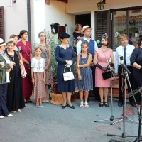 Članice društva izvorna oblačila  rade volje razkažejo “v 
živo”. 