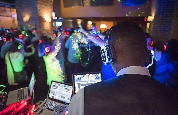 Na “silent partyjih” obiskovalci prejmejo slušalke, prek katerih poslušajo glasbo.