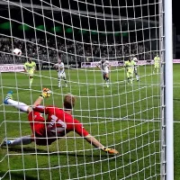 Tako je Senijad Ibričić v 85. minuti realiziral enajstmetrovko in 
postavil končni izid tekme - 2:1.