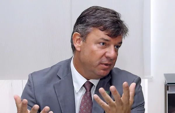 Minister za infrastrukturo Peter Gašperšič si je pozno popoldne ogledal pogorišče požara na širšem območju Črnega 
Kala in se zahvalil vsem, ki so kakor koli sodelovali pri 
gašenju.