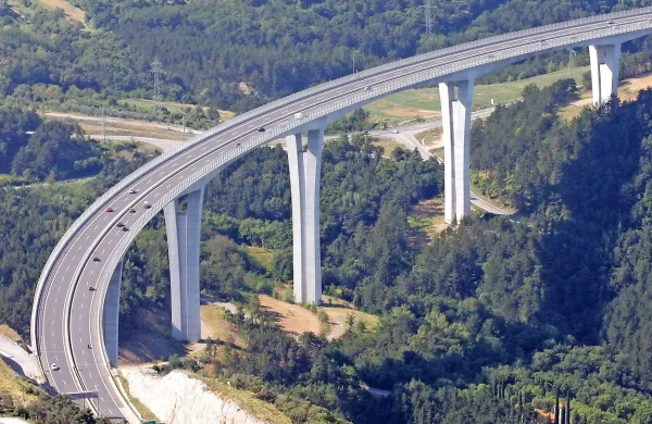 Na viaduktu se je zgodila prometna nesreča. 