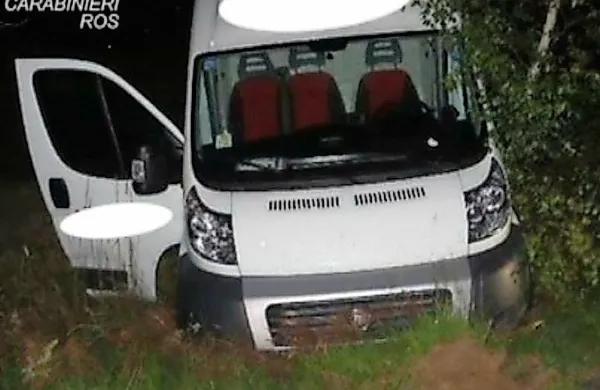 Prazne najete kombije so  prevozniki pustili v bližini meje s 
Slovenijo.