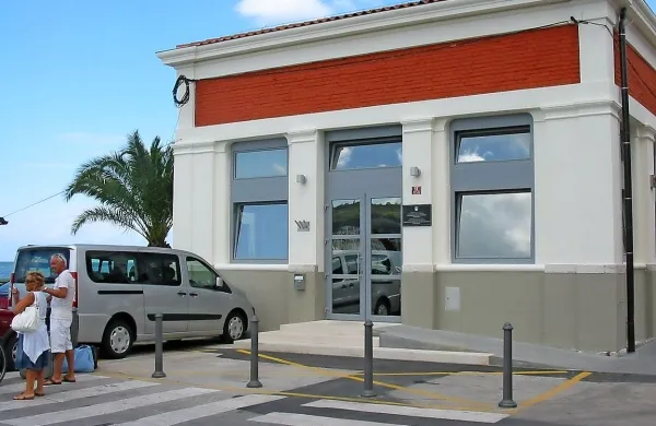 Zaradi nespametnega dejanja je bila uradnica izolske 
izpostave uprave za pomorstvo lani ob službo.

