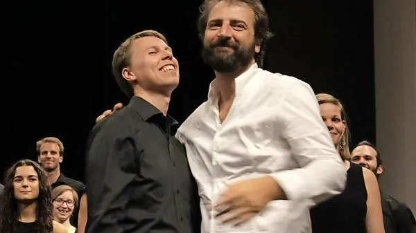  Z mladimi pevci sta delala dva dirigenta: Italijan Lorenzo 
Donati (desno)  in Finec Mikko Sidoroff.