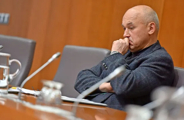 Zoran Klemenčič bo moral predsedniku vlade Miru Cerarju 
pojasniti, kaj se dogaja v Sovi.