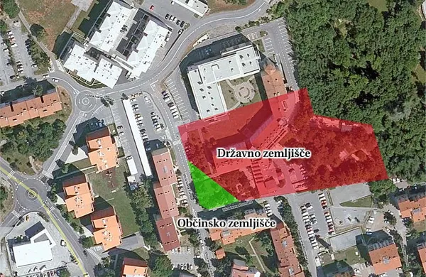 Matematika po občinsko: Občina Sežana trdi, da je lastnica 
polovice parka ob sežanskem domu upokojencev, vpogled v 
zemljiško knjigo pa pokaže, da ima v lasti le majhen trikotnik 
v vogalu cest Ivana Rozmana in Ivana Turšiča. Travnik za 
domom in ves park na desni strani doma sta v lasti države.