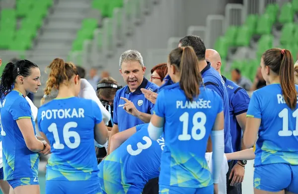 Slovenska ženska odbojkarska reprezentanca bo danes v 
Mariboru začela s pripravami na septembrske kvalifikacije za 
evropsko prvenstvo.