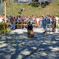 Za pravo zabavo so Levpljani poskrbeli z novo igro z muši 
(osli).