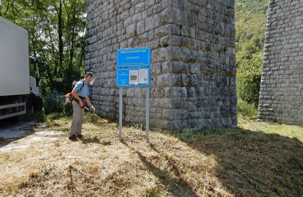 Mostarska KS in posamezniki skrbijo, da dostop do kopališča ni zaraščen.
