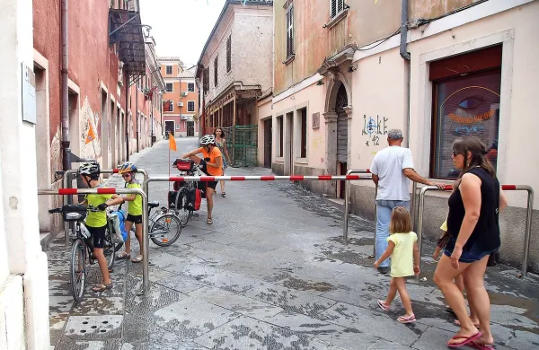 V komunalnem podjetju trdijo, da so v petek mehanske ovire 
ob prepoznavni rdeči palači Totto ex Gavardo (na fotografiji) 
začasno umaknili zaradi preprečitve razmajanja vložkov inox 
lokov v času, dokler beton ne doseže ustrezne trdnosti. 