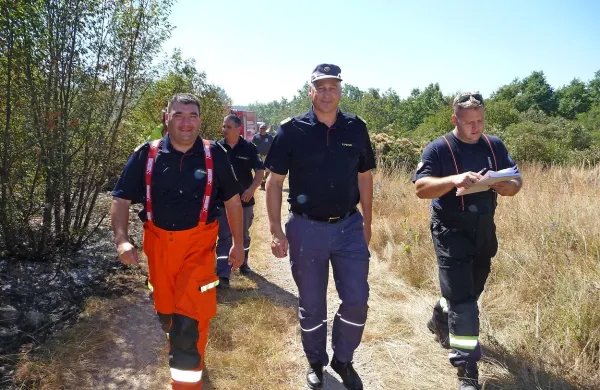 

Profesionalni in prostovoljni gasilci se ob podpori Slovenske 
vojske z ognjem borijo že vse od nedelje popoldne.